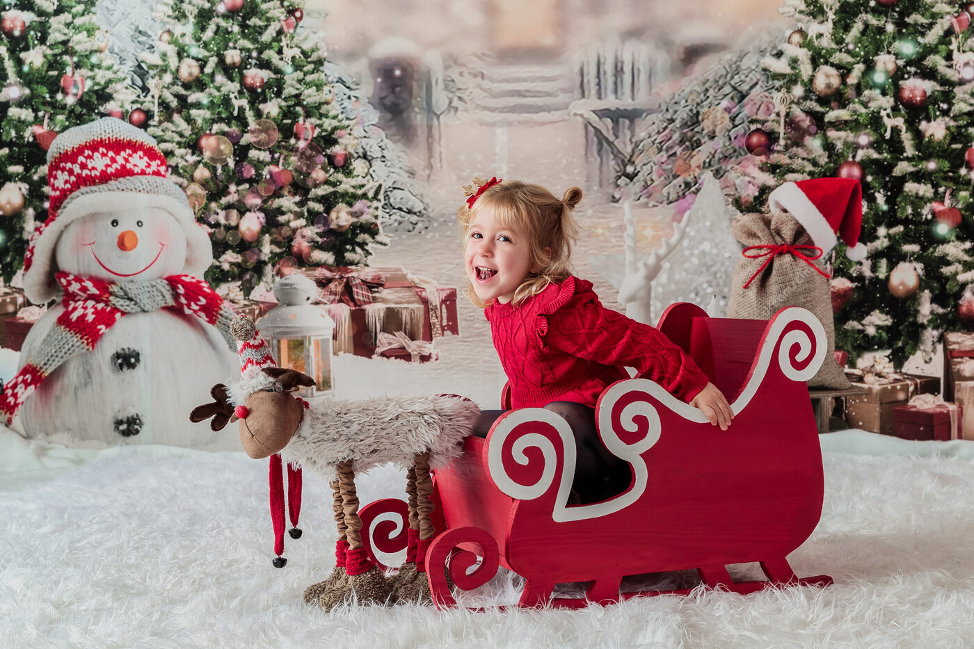 Menina de vermelho dentro de um trenó, Natal de 2023