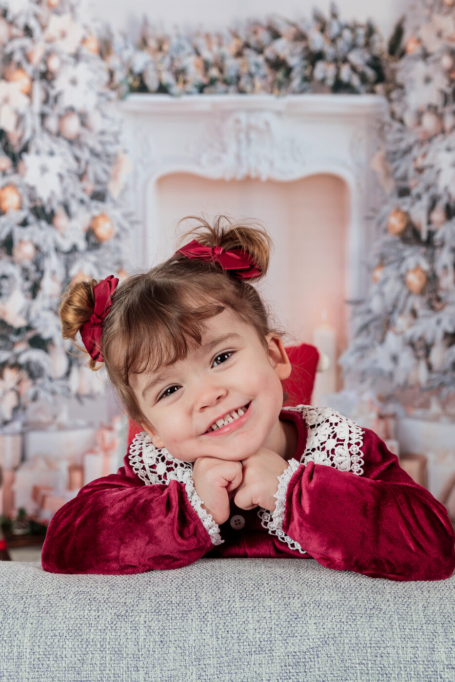 Menina de vermelho a sorrir, Natal de 2023