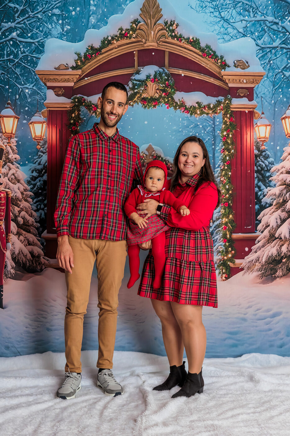 Família no arco de Natal, 2025